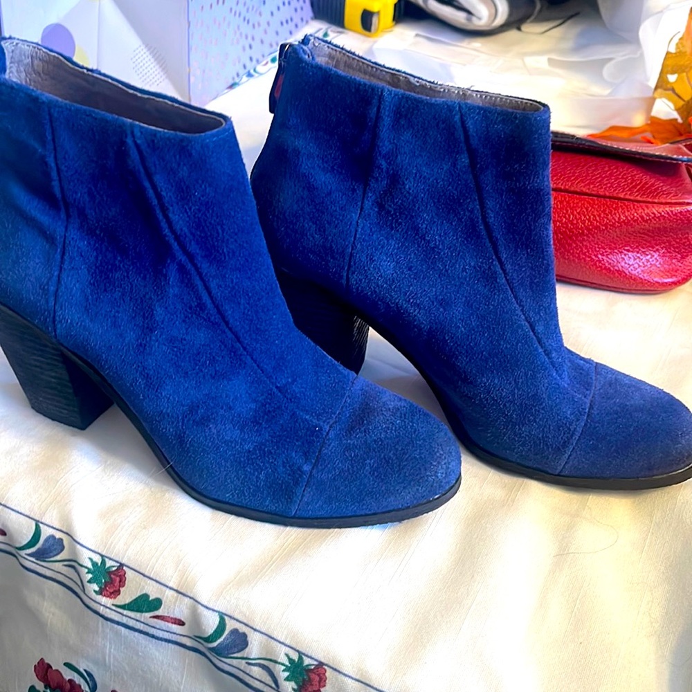 BLUE SUEADE  BOOTIES VINCE CAMUTO 71/2